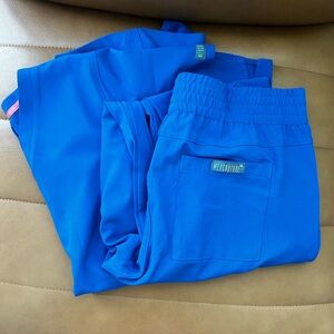 Medcouture blue scrubs set- 2 pocket top with joggers